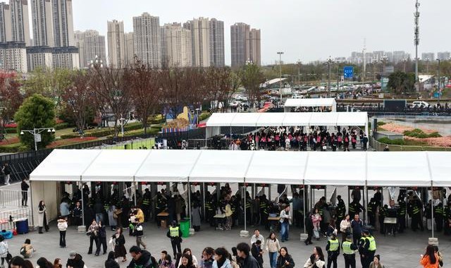 app下载-演唱会+中超，近6万人在成都过“超级周末”